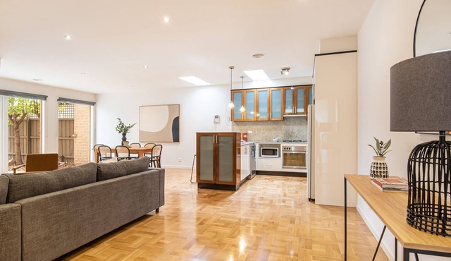 Elwood Sanctuary - walking distance to the beach