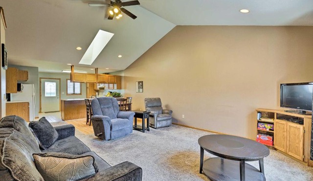 Elwood Townhome w/Patio - 7 Mi to Johnson Lake