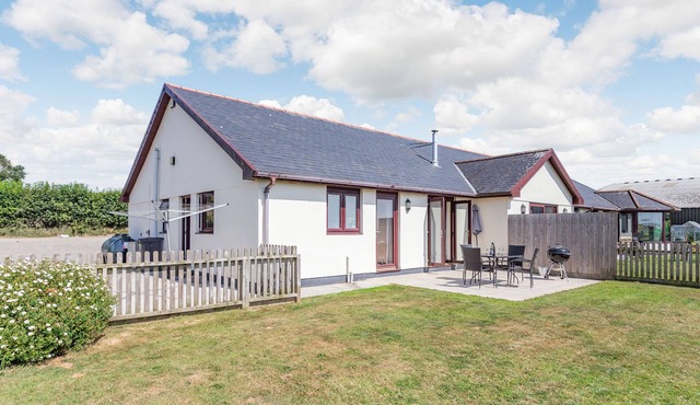 ELWORTHY VIEW, pet friendly, with a garden in South Molton