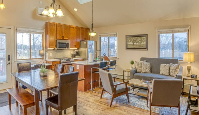 Elyon Hall CoachHouse, Indiana Dunes Nat’l Park, 10 min hike to Beach