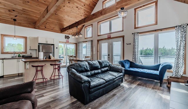 Elysium Cottage in Purgatory Cove - Private Waterfront Escape