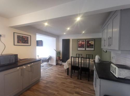 EMA, Castle Donington Circuit contractors group 4 bedrooms 7 bed house-private parking