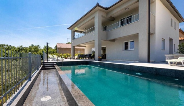 Ema Luxury Villa