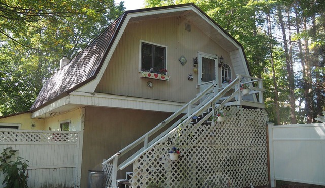 Emanuel - CUTE UPSTAIRS APARTMENT WITH AIR CONDITIONING! GREAT LOCATION AND DOG-FRIENDLY!