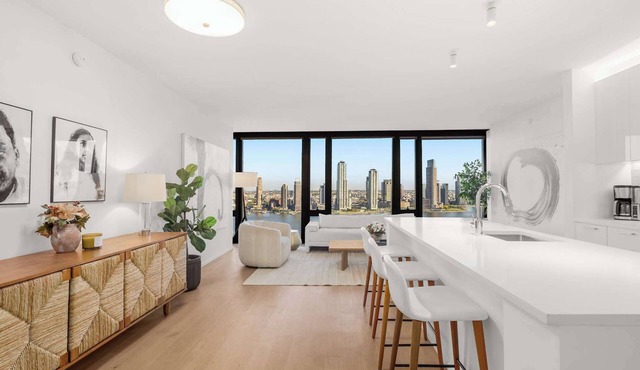 Embassy II | 24th floor 2BR w/Doorman, Gym, Pool