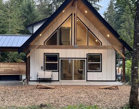 Ember & Evergreen Retreat with covered hot tub and patios in charming Ashford