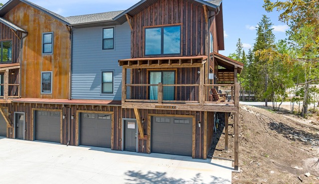 Embers Gulch 1 brand new duplex, wifi, hot tub, paved roads, shared pool access