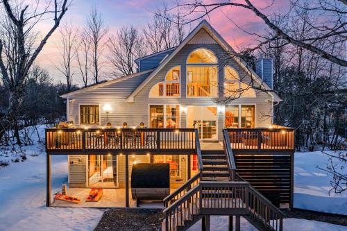 Emberwood Retreat Pickleball Spa Sauna Theater Games