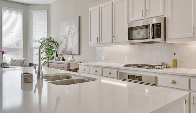 Embrace Argyle's Allure: Your Dream Getaway in an Unbeatable Neighborhood!