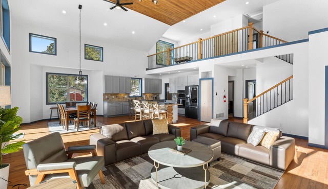Embrace Coziness At Rudolph Ranch: Skiing, Hiking, Trail, Casino's. Pet friendly