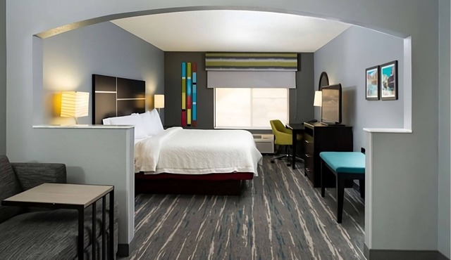 Embrace Glenwood Springs! Pool, Free Breakfast, Pets Allowed, Free Parking!