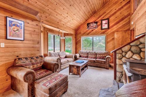 Embrace the Seasons' Sweetness Discover the Serene Beauty of Cole Ridge Chalet