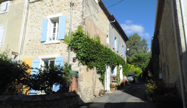 Embres. Vast, pretty traditional house, renovated stone, welcoming, superb area