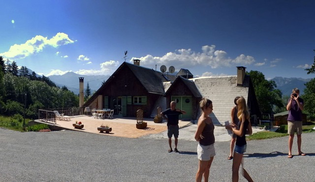 EMBRUN Apartment Type 3, Terrace, Private Tennis in a park of 2 Hectares