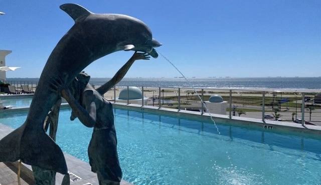 Emerald #701 Luxury 3BR/2.5BA w/Huge Wraparound Balcony, Pool & Hot Tub