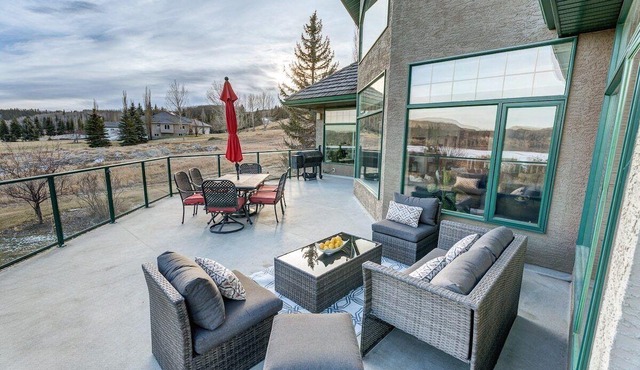 Emerald Bay Luxury Retreat with Hot Tub & Sauna