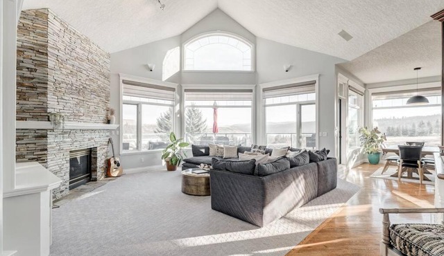 Emerald Bay Luxury Retreat with Hot Tub