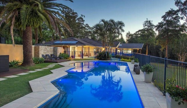 EMERALD BEACH LAKE FRONT ESTATE-Heated Pool, Spa, Pizza Oven, Fire Pit, on Lake