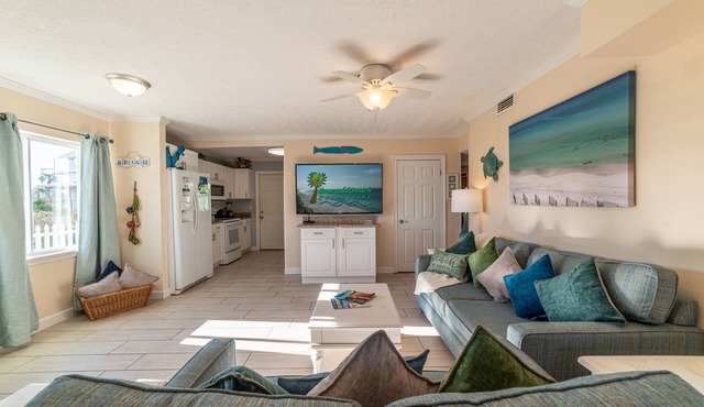 Emerald Beach Cottage-PCB-Gorgeous 1950s Vintage Cottage-Short Walk to Beach-Fire Pit-Pet Friendly