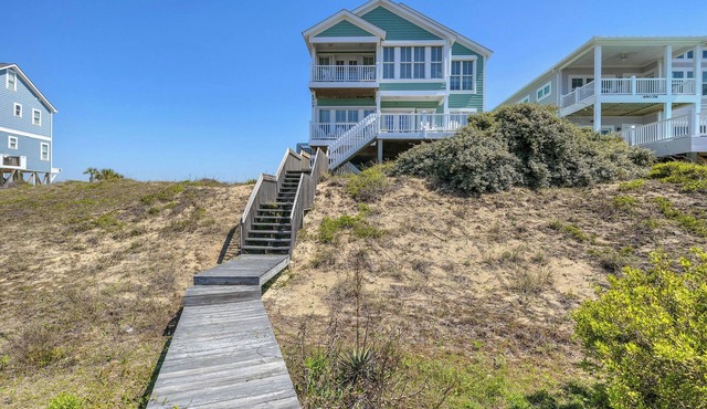 Emerald Breeze: Stunning Ocean and Waterway Views