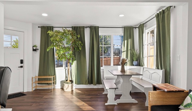Emerald City Jungle Oasis – 10 Min to Downtown Seattle