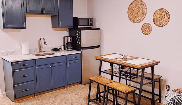 Emerald City Retreat: Cozy 2BR Home with Backyard & Patio