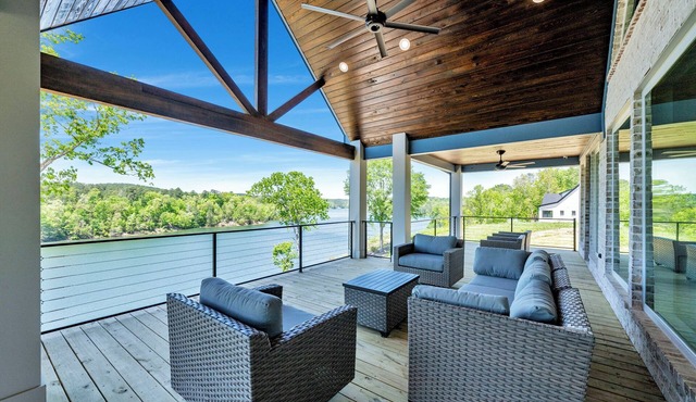 Emerald Escape @ Lewis Smith Lake. Luxury lake getaway with panoramic views!
