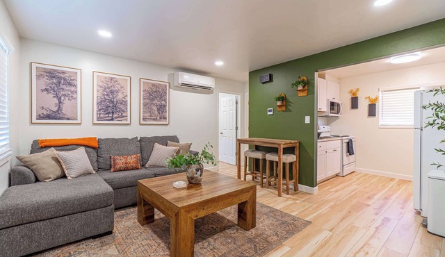 Emerald Escape - UNR & Pet Friendly - Fenced Yard