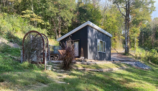 Emerald Eyes Cliffside Tiny House on 30 acres with River & Countryside Vistas