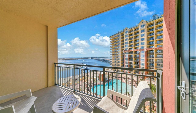 Emerald Grande 603 😎 Over the Pool ⛱️⛱️ Beach Serv Included ⛵️⛵️ EV Chargers 🐠⚓️🦀