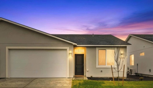 Emerald Haven 3BR Retreat Work-Ready + Relaxation