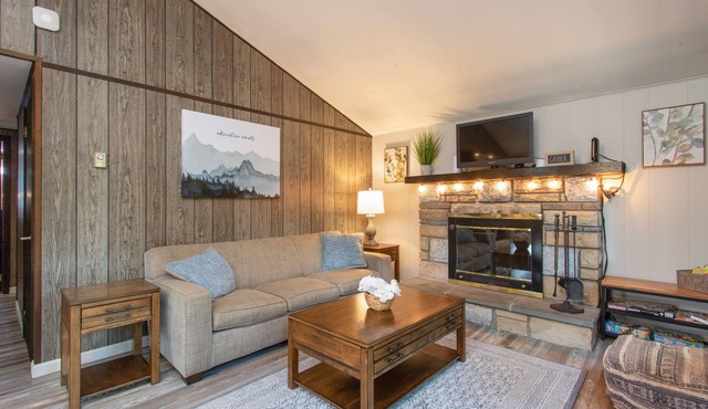 Emerald Hideaway A Cozy 3bd Cabin near Camelback (minimum 31 day stay)