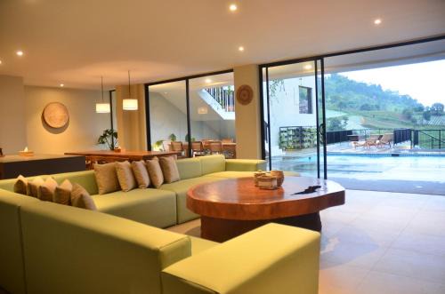 Emerald hill mountain 8 BR and 4 BR honeymoon suite private plunge pool karaoke heated pool