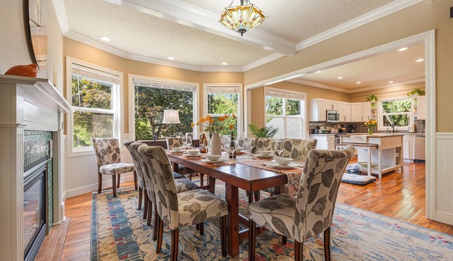 Emerald House - Luxurious and Spacious 6-bedroom house in charming Newberg