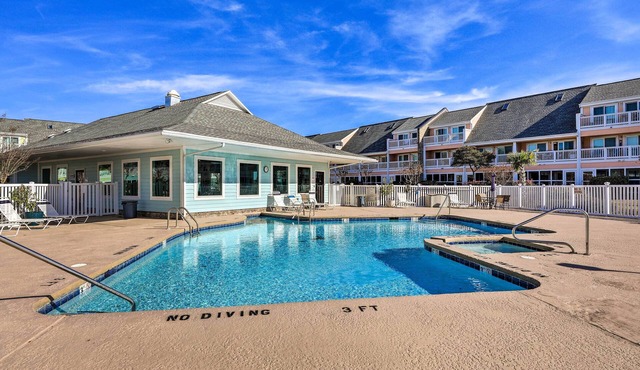 Emerald Isle Condo Near Beach w/Screened Porch!