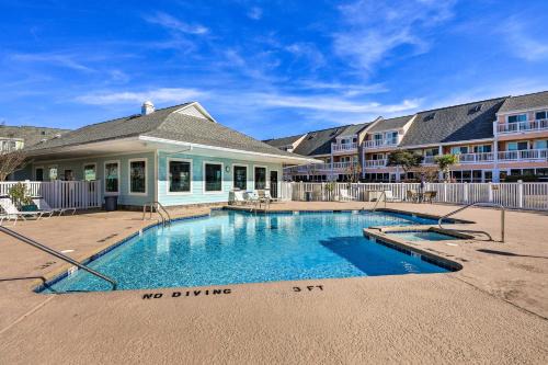 Emerald Isle Condo Near Beach w/Screened Porch!