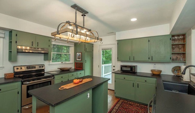 Emerald Lake-Private-Lakefront-Families-Sleeps 20