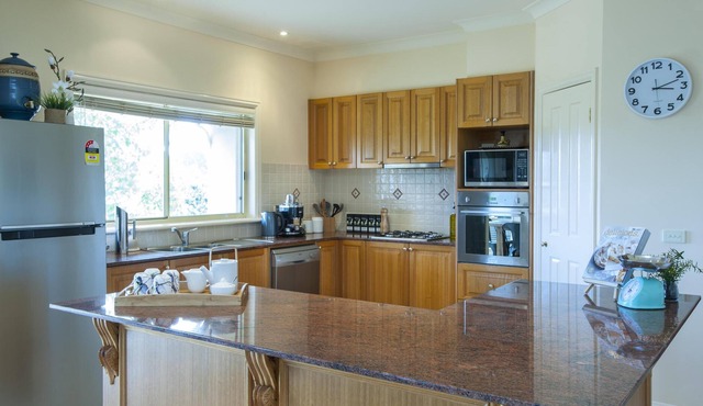 Emerald Lodge - Emerald Lodge is set in the rolling hills of Emerald, just 4km from the centre of the township.