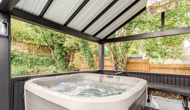 Emerald Luxury Home with Hot Tub