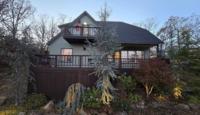 Emerald Point, Lakefront with Gorgeous Views!