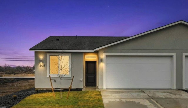 Emerald Retreat 3BR | Work-Ready | Fast Wi-Fi