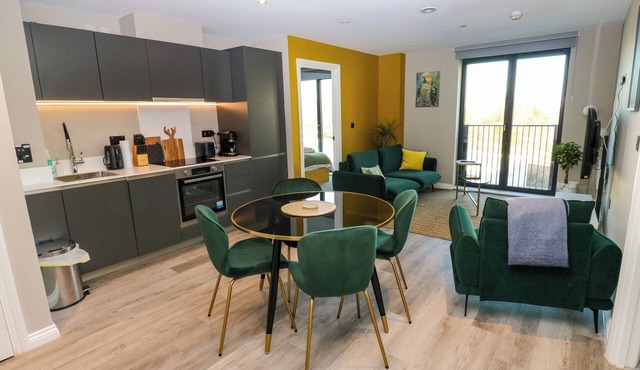 EMERALD RETREAT, family friendly, with a garden in Leeds