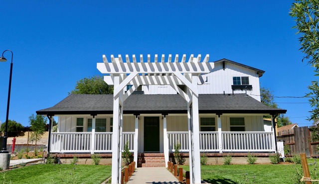 Emerald's Modern Farmhouse: BBQ & Wine Country
