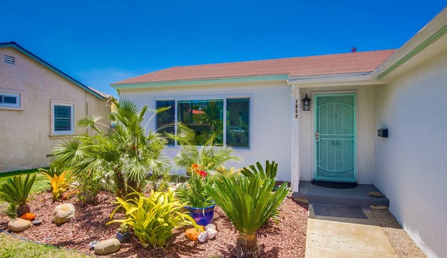 Emerald Sea - 2 BD beach cottage with large yard - pet friendly
