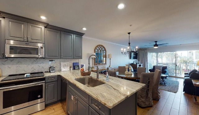 “Emerald SeaZ”-2BR with Gulf Views, Beach Service & Pup-Friendly!