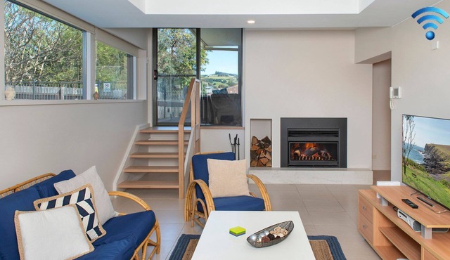 Emerald - swimming pool, close to East Beach