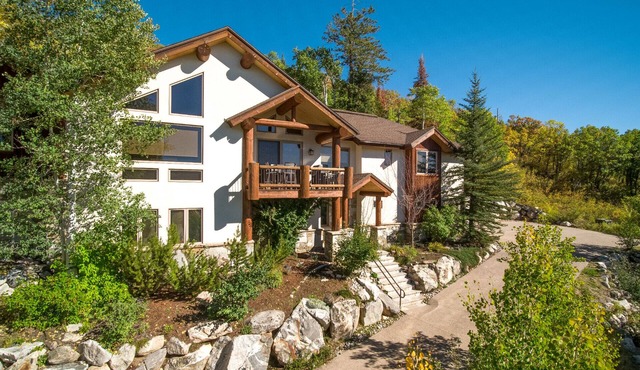Emerald View Chalet - Luxury Home w/Panoramic Views, Hot Tub, 4 Kings + 2 Twins, Game Room