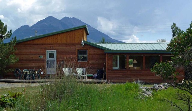 Emigrant Cabin on 10 Acres with BBQ and Peaceful Views