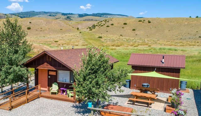 Emigrant Cabins #1 - Tiny cabin near Yellowstone