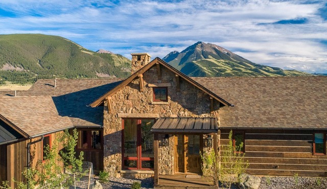 Emigrant Peak Lodge ·Privacy, Firepit, near Chico and Yellowstone Park
